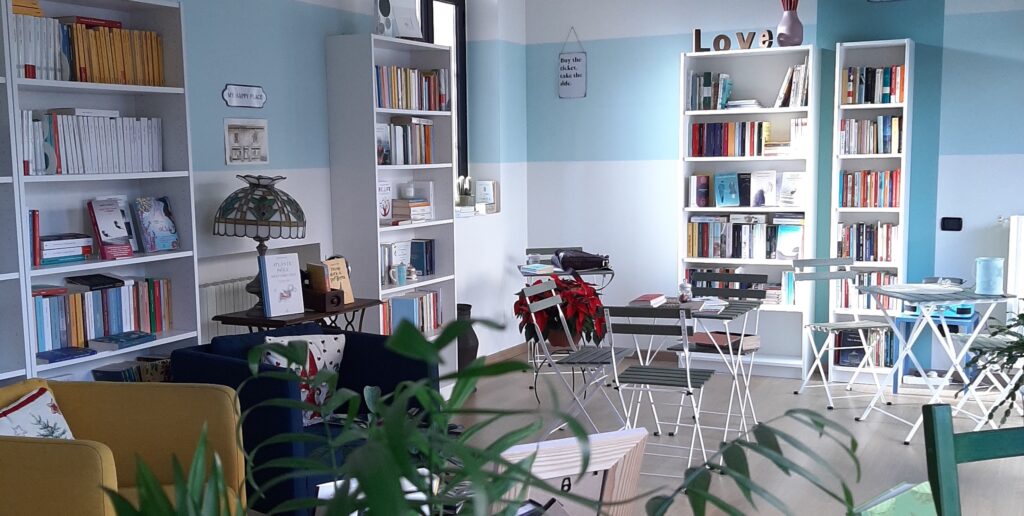 L'ambiente principale della libreria La Sartoria Letteraria di Bresso. 